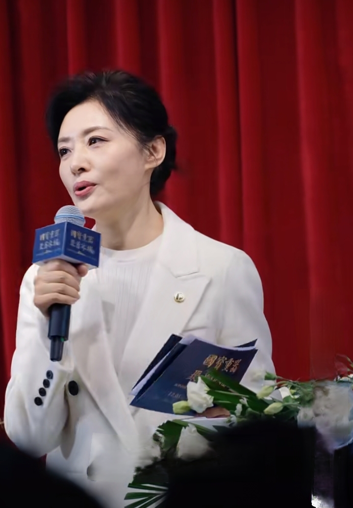 周涛一袭白西装主持国宝特展，优雅端庄尽显独特气场