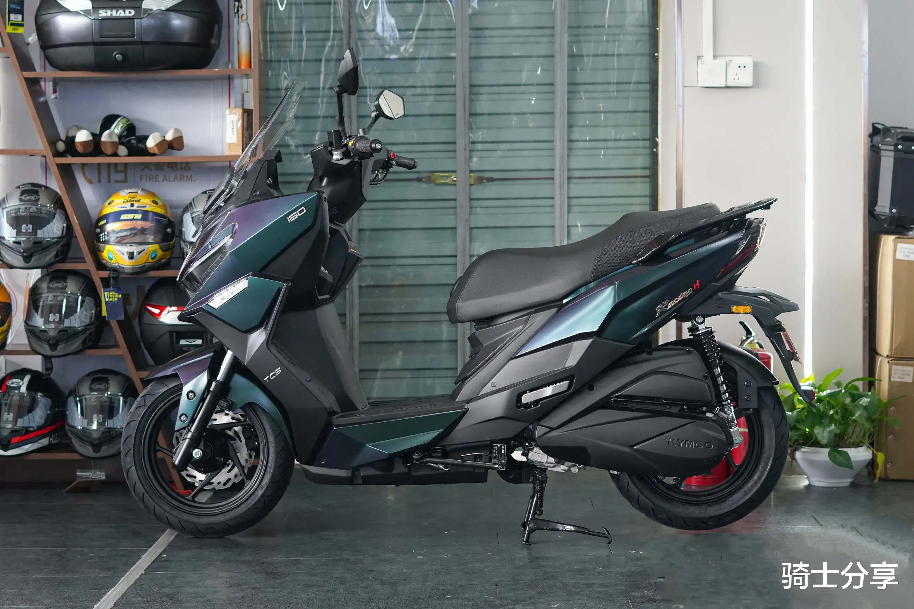 为什么踏板摩托车的踏板不能再大一点？而电动车却可以