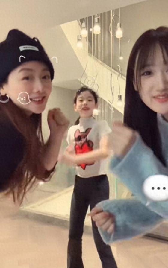 小李琳晒与俩女儿合照，22岁大女儿早已恋爱，和男友接吻画面曝光