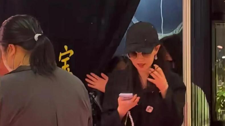 刘亦菲商场逛街被偶遇：皮靴短裙好酷飒，大长腿很抢眼！