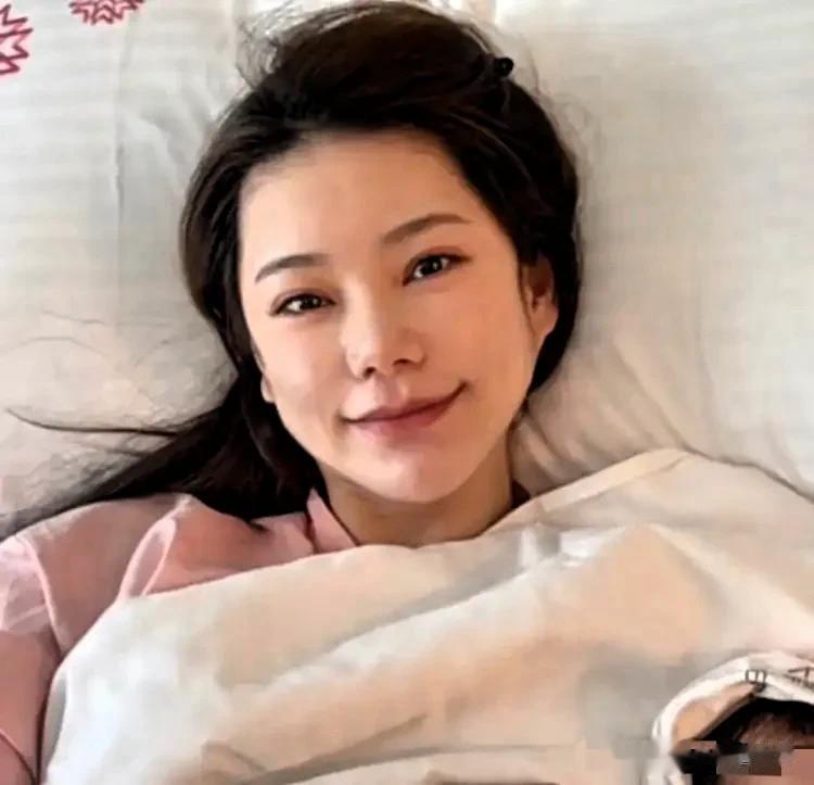 汪小菲大方晒娃，三胎儿子五官立体很帅气，马筱梅产后气色好