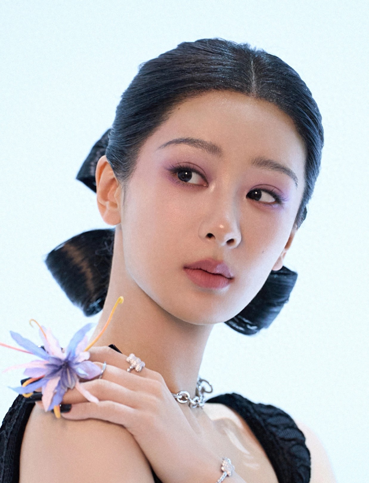 杨紫最新杂志全露额头比《国色芳华》美，发际线做得太成功了