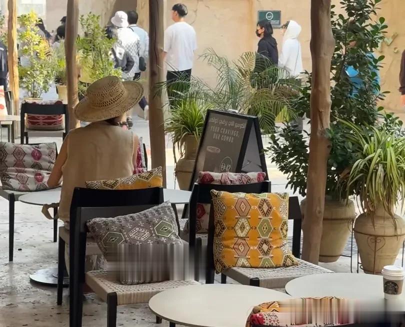 马龙夏露一家迪拜被偶遇，两个儿子又穿同款，夏露素颜也特别好看