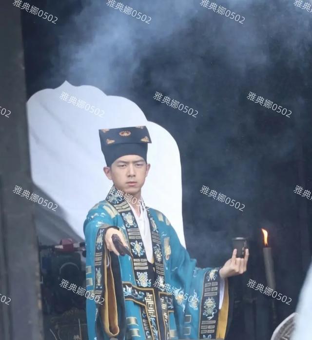 李现新剧《长风起》道士造型好特别,他又舞剑又喷火不知道行如何