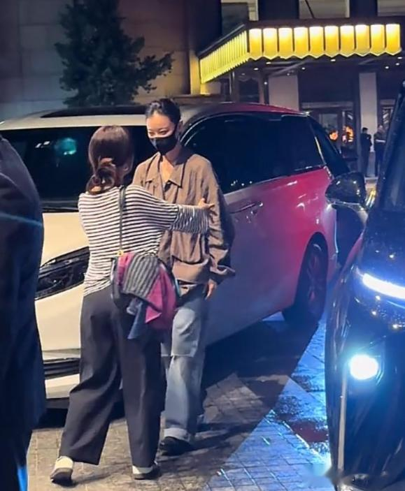 黄渤深夜聚餐，和雷佳音倪妮喝到凌晨1点，倪妮素颜送别真性情！