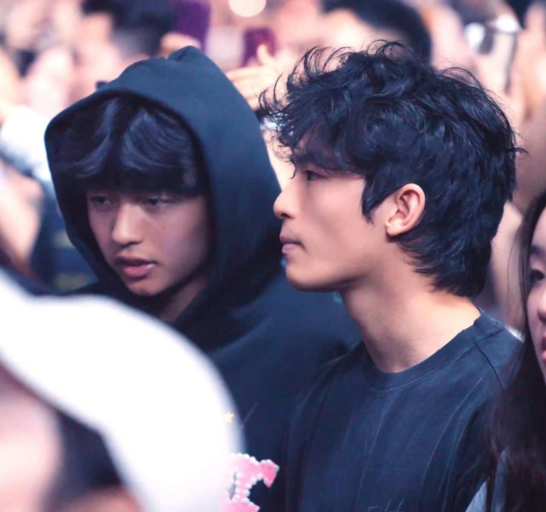 张柏芝和三个儿子机场被偶遇，谢振南比哥哥谢振轩高了，侧颜很帅