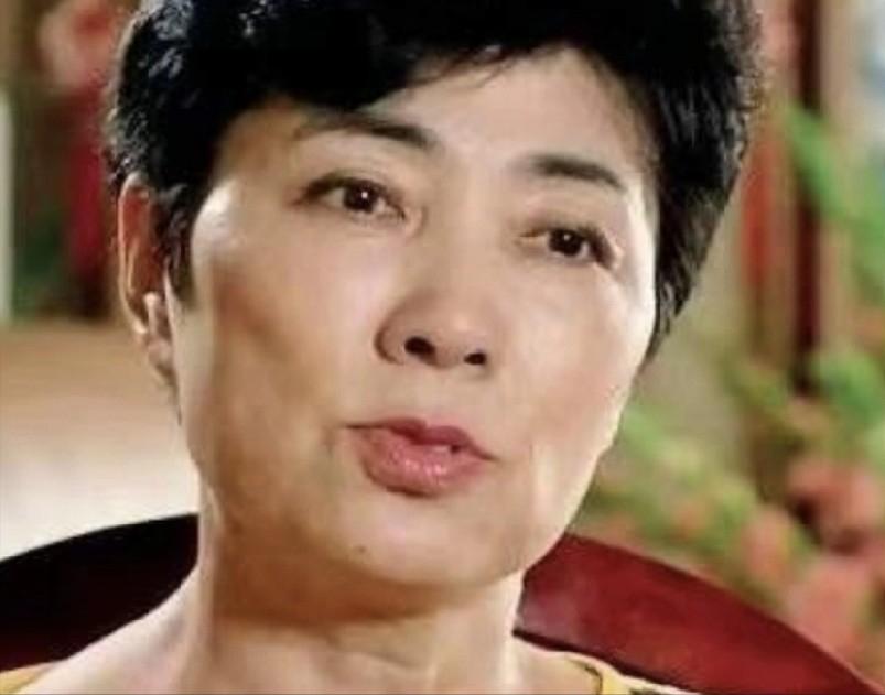 母亲入狱8年，她在国外住豪宅健身游玩，恋富豪，曲婉婷不无辜