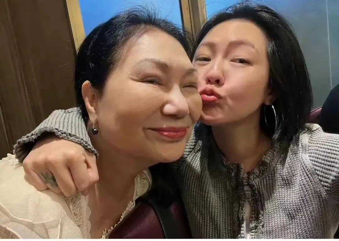 小杨阿姨透露玥儿很想去看妈妈,闻者泪目,难怪马筱梅会这样说