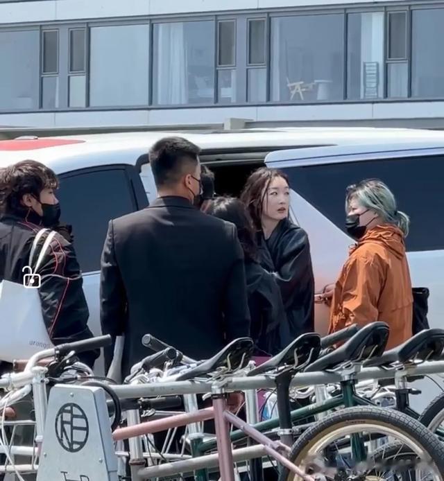 周冬雨在阿那亚，瘦成麻杆头发邋遢，前呼后拥排场大，被指太虚伪