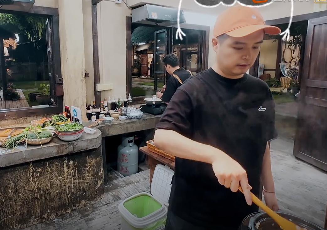 马頔上节目分喜糖,对妻子李纯的称呼显敷衍,黄磊送的红包很大气