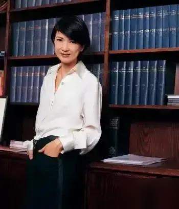 TVB知名主持现身聚会,当年主持颁奖礼惹争议,曾帮曾志伟打官司