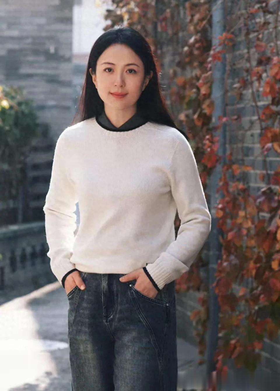 杨童舒真是中年女人的穿搭标杆！圆领针织衫+牛仔裤，简约又高级