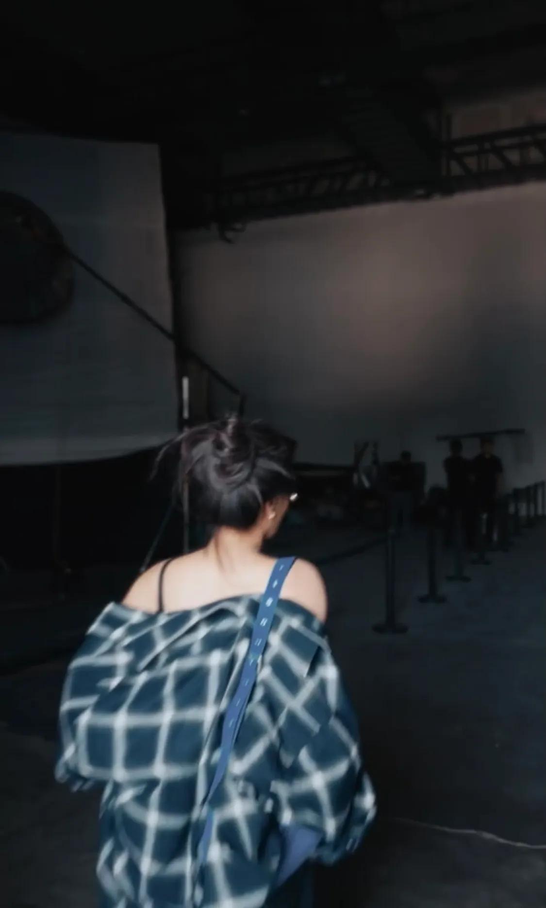 刘亦菲爱吃肉,杨幂穿睡衣上班,迪丽热巴又捂上了,宋佳私服帅气