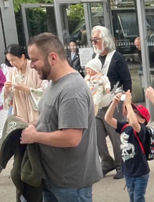 张纪中带孩子到法国旅游，亲自背着小女儿，杜星霖脸色憔悴状态差