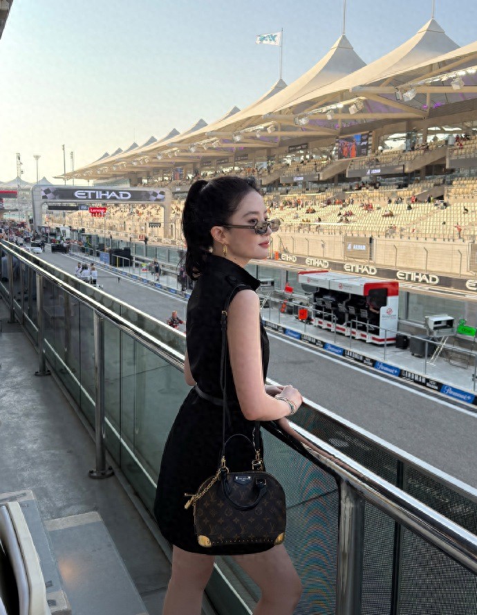 刘亦菲逛阿联酋博物馆！素颜脸色蜡黄头发凌乱，虎背熊腰小腿外翻