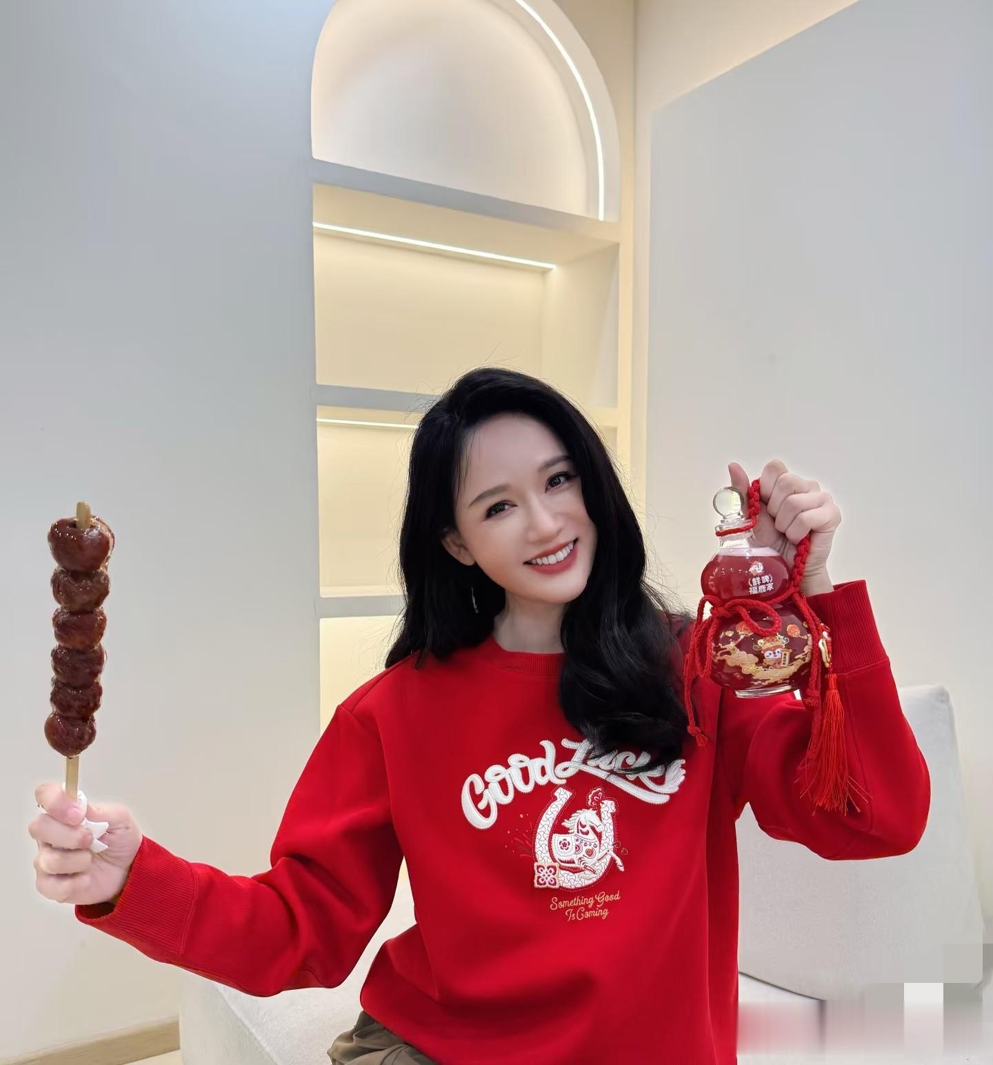 46岁陈乔恩大年初一分享新年靓照，身穿红色花裙貌美如花很减龄！