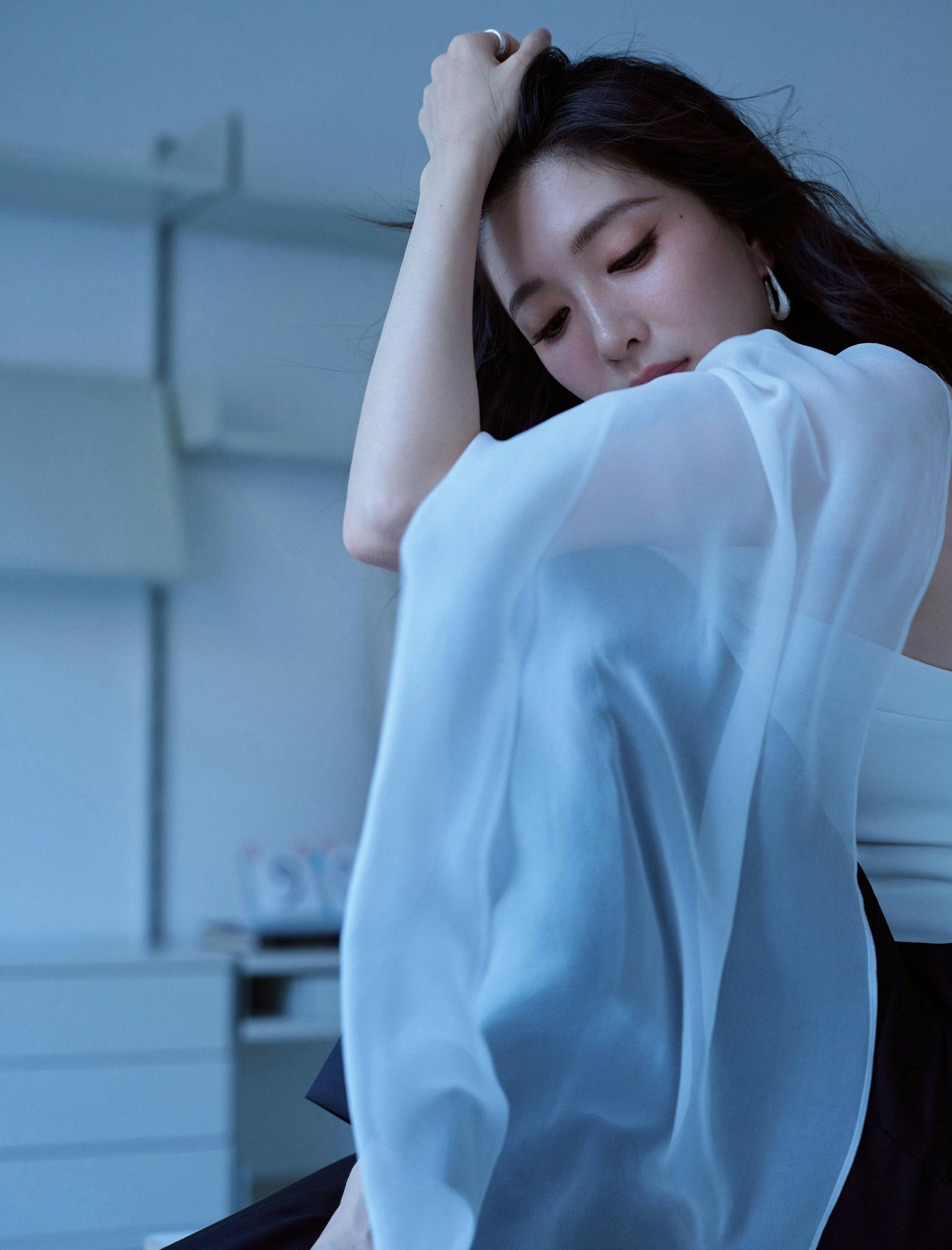 江疏影，乱发光脚丫爬上桌，女神风采，真的好有吸引力