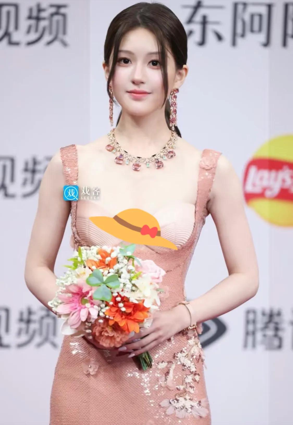 赵露思压轴走红毯,全球唯一的一套高珠给她戴了,刘亦菲失宠了