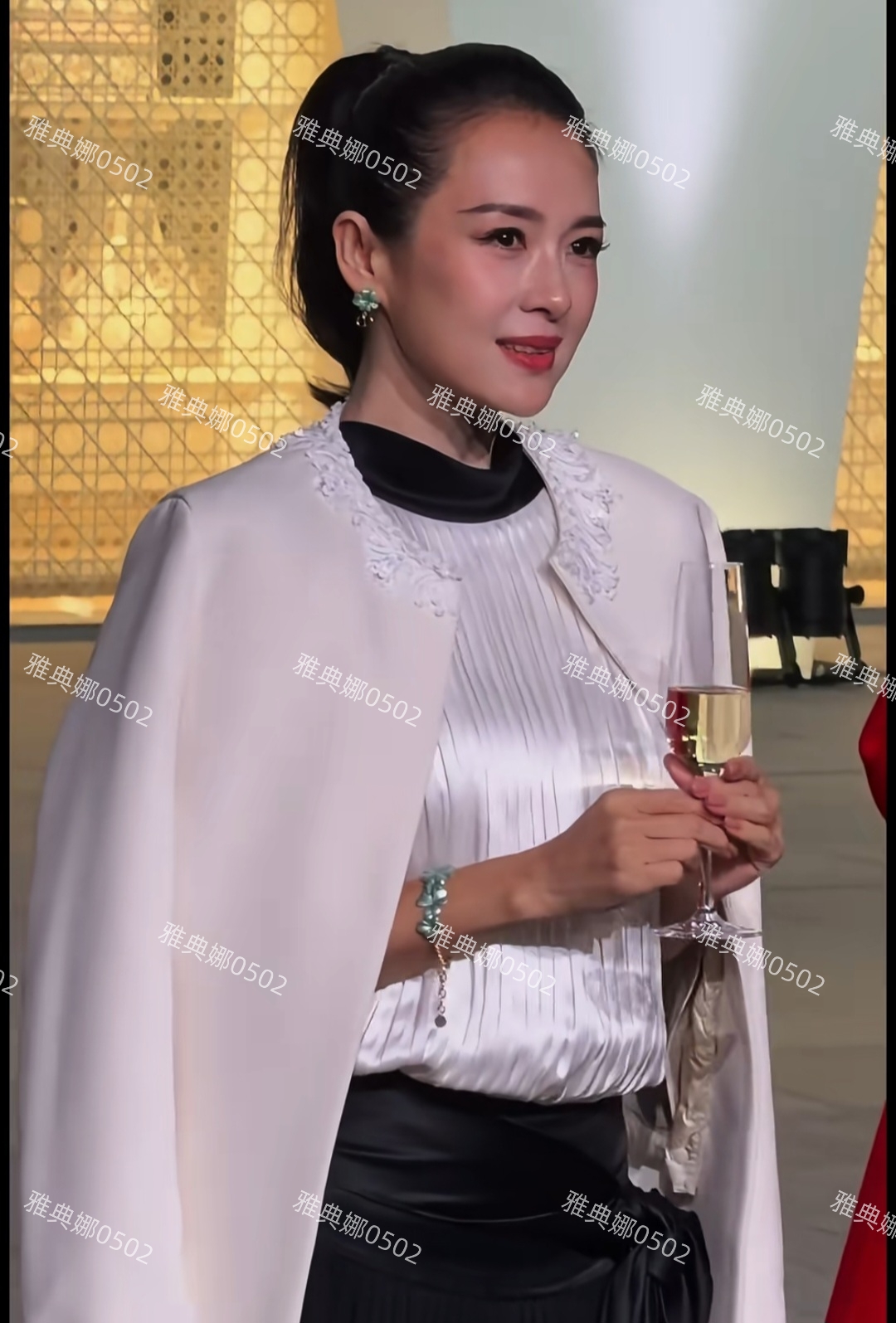 章子怡跟LV集团长公主同框宛如红白玫瑰虽然只有1米64但气场不输