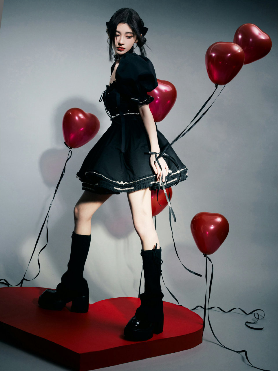 谁准她这么穿？鞠婧祎一身黑美到犯规，好身材藏都藏不住