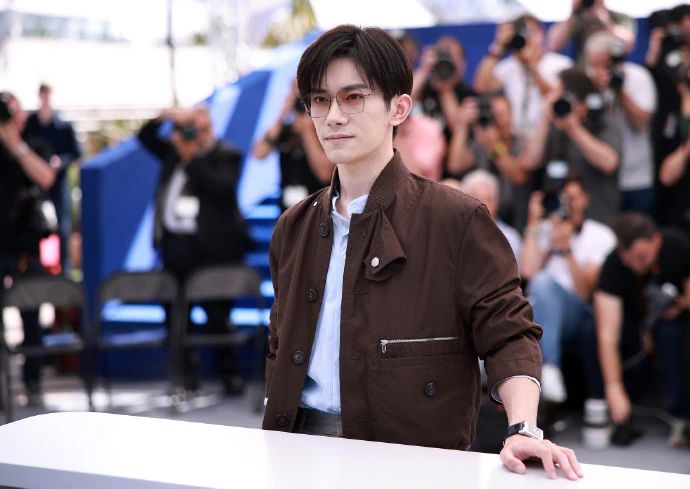 易烊千玺戛纳震撼全球！外媒狂赞东方风暴，中国电影完成国际突围