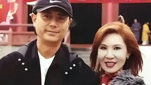 西门大妈与男神合照看着并不老，可惜之后没有男星敢跟她拍戏了