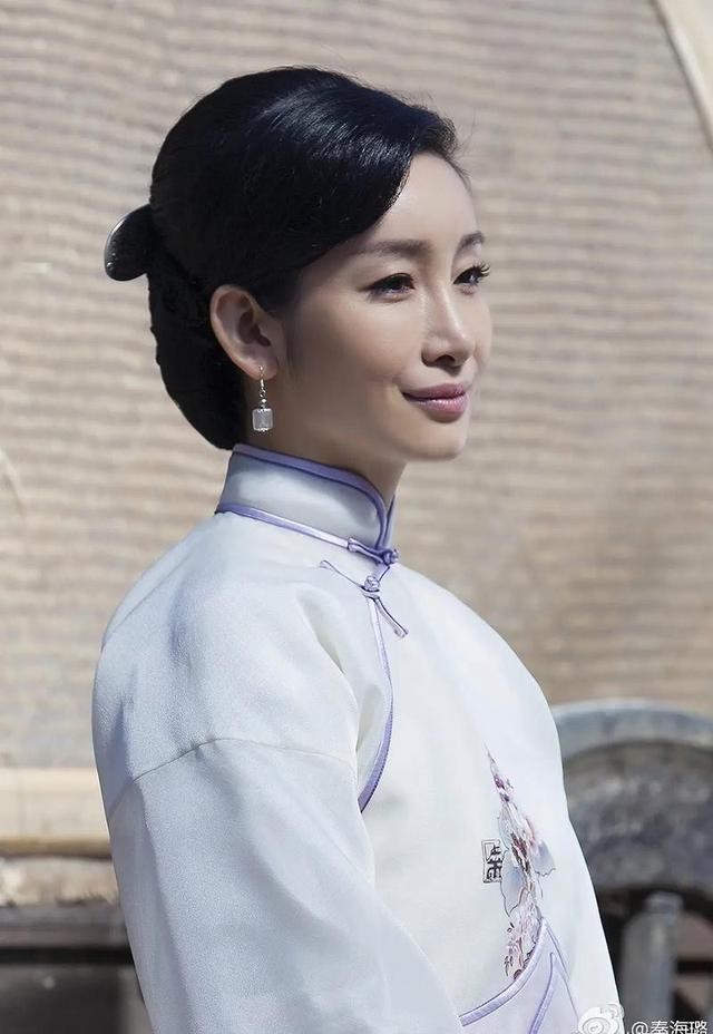 “内地刘銮雄”：年轻用30亿身家围猎女星，如今成老赖泪洒直播间