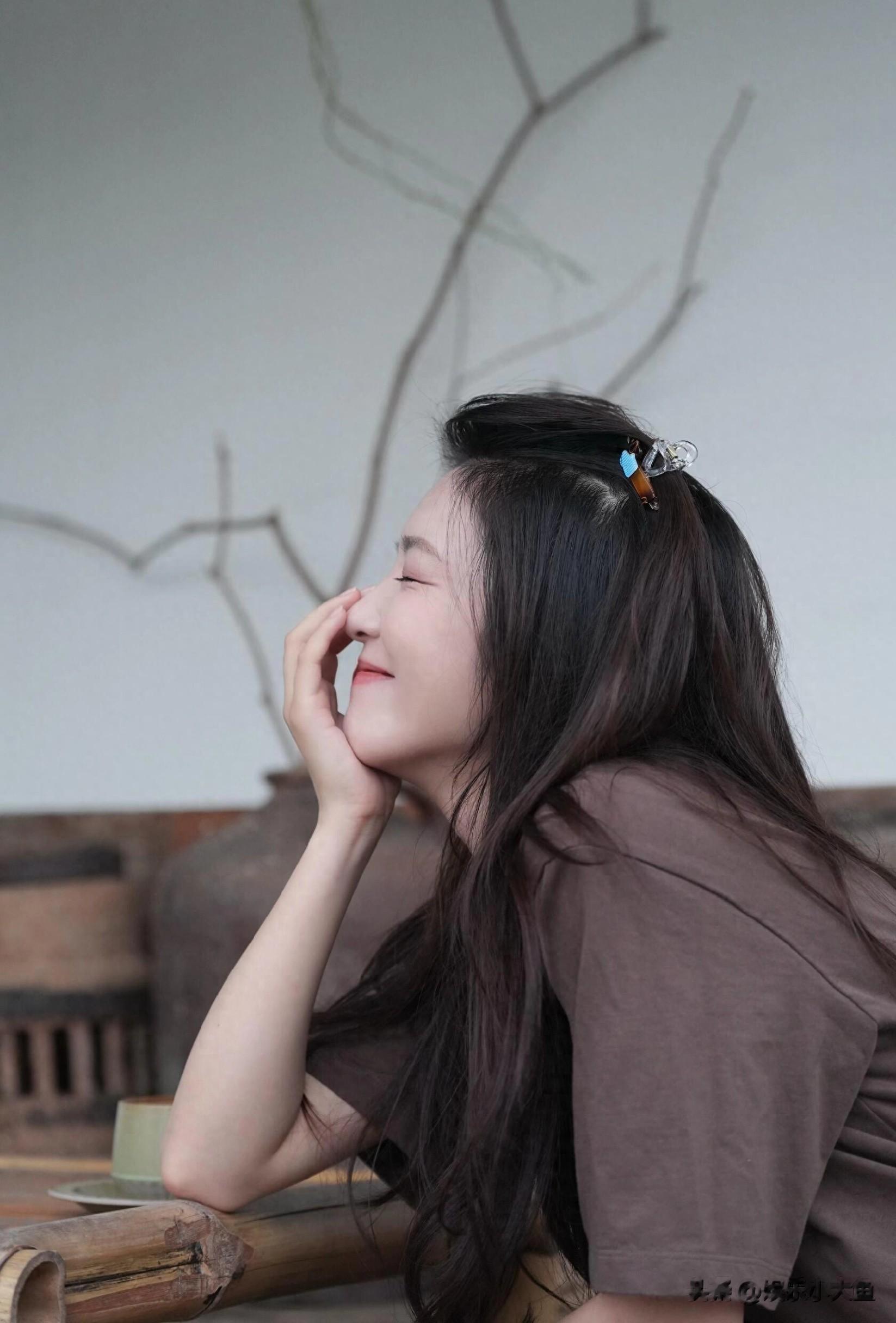 李云霄分享双节美照，穿咖色短袖搭配白色短裤，腿又白又嫩