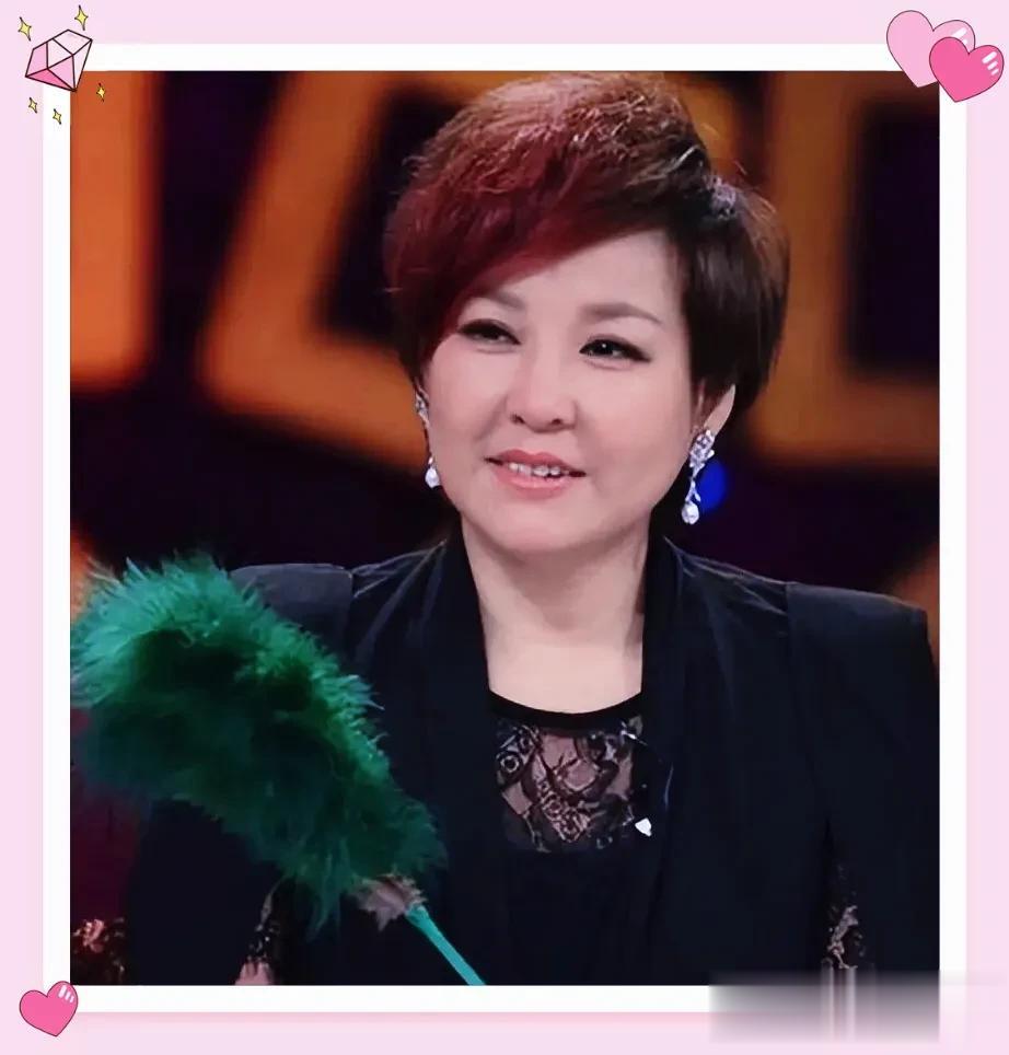 李静曝当年最难采访的艺人，气的她怒摔台本，评论区现2字男明星