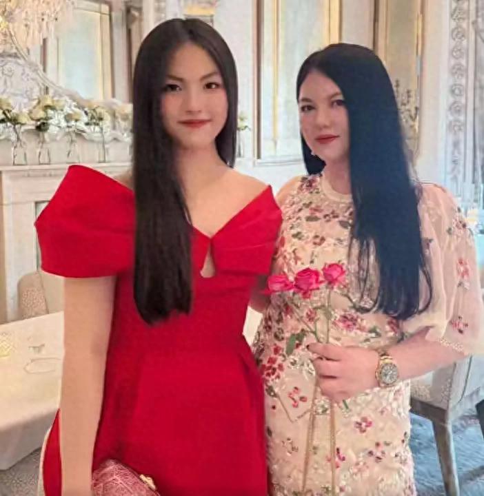 李湘回国!整个人面相变凶胖成球,王岳伦很照顾前妻,成全家最瘦