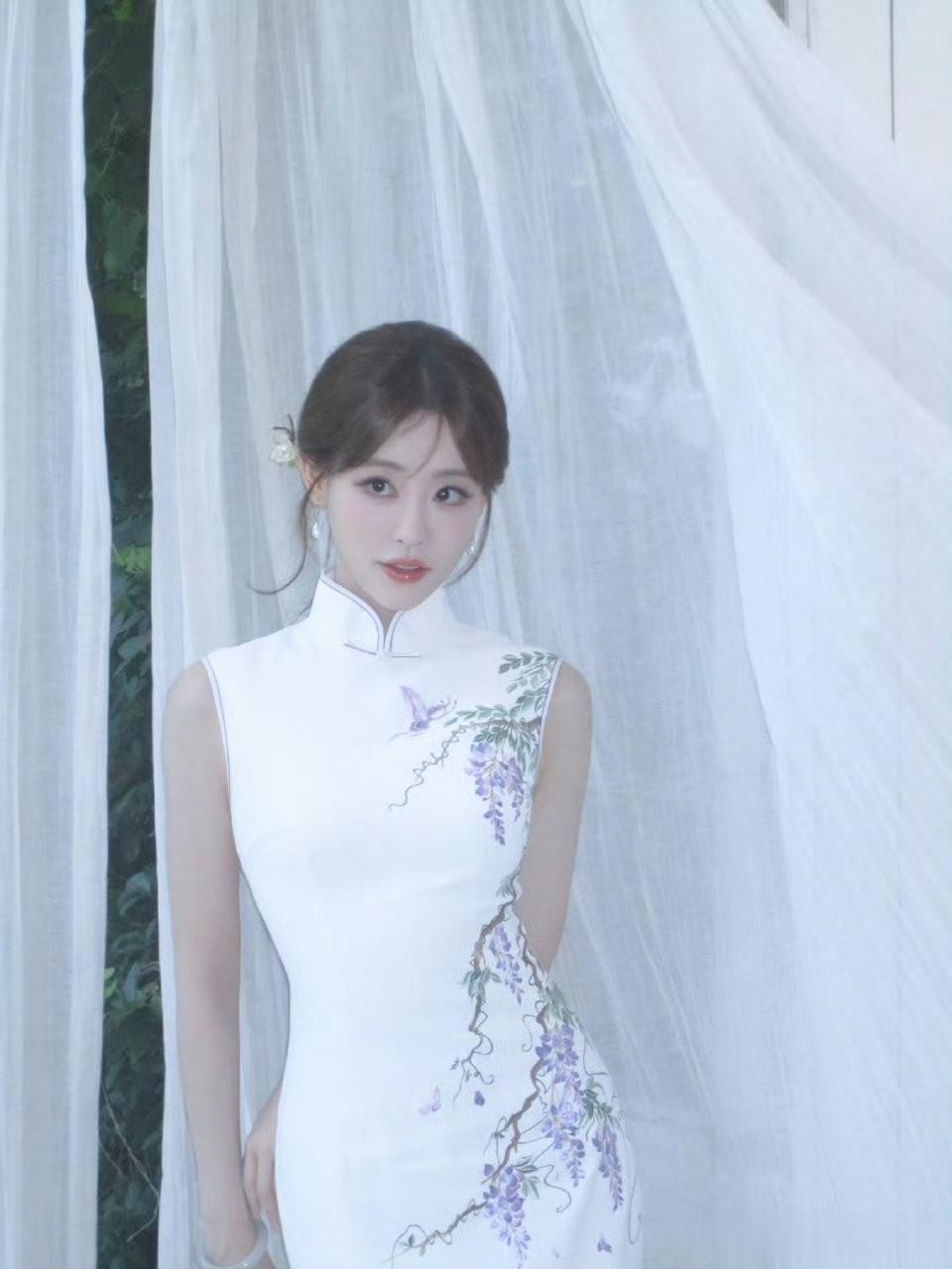 祝绪丹穿白色旗袍,古典雅致美如画中仙!