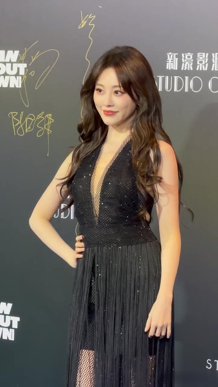 祝绪丹亮相实力派MAT年度盛典，身着黑纱礼裙勾勒出曼妙身姿好美