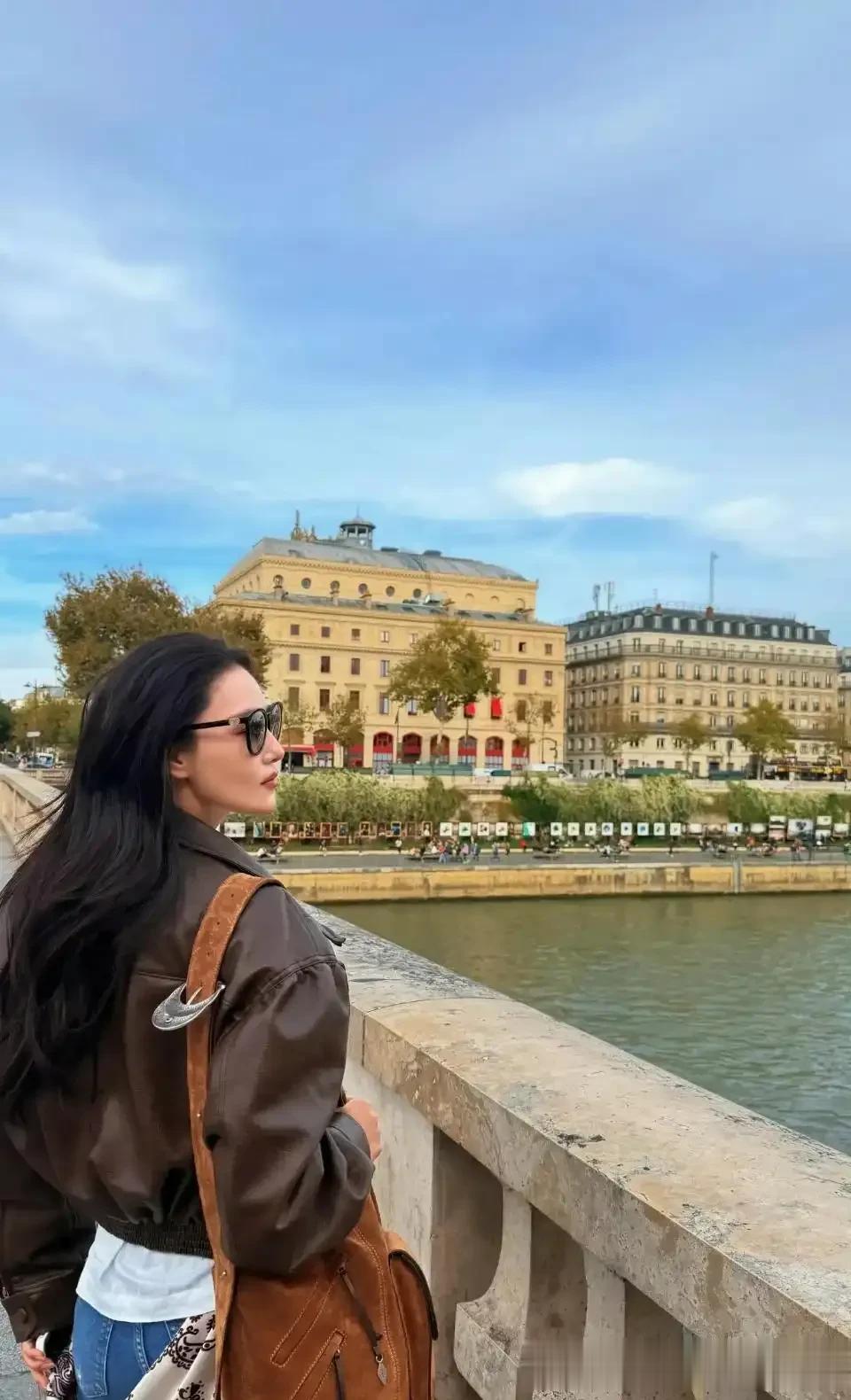 张馨予席地而坐真豪放！白色短袖衬衫+棕色夹克，一头卷发真养眼