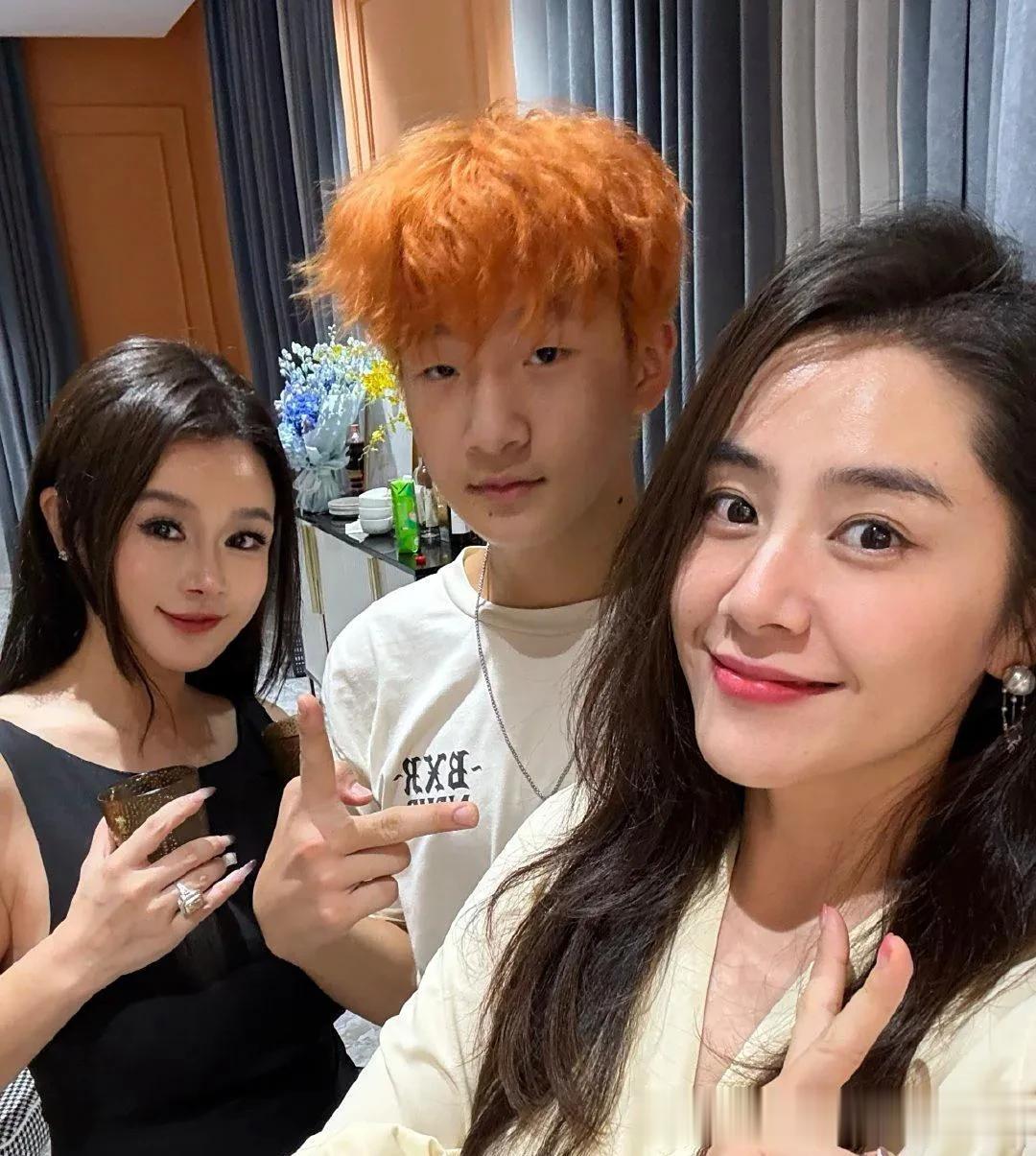 冉莹颖开派对庆祝41岁生日，大儿子轩轩染了一头橘毛，好社会