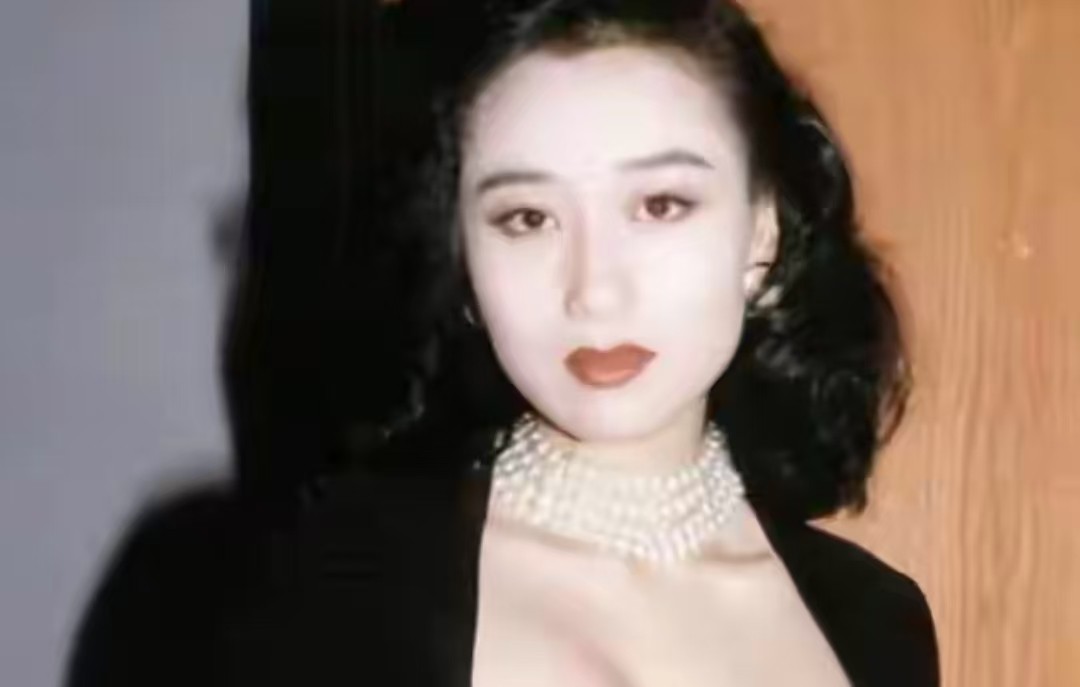 看了利智和何鸿燊合影,再看她和李连杰合影,生理性喜欢显而易见