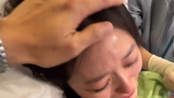 方力申陪太太进产房分娩见证女儿出生 晒与妻女首张一家三口全家福