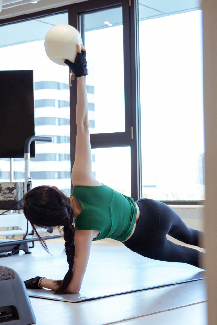 39岁杨幂素颜健身照曝光,零妆容美貌无死角,手臂肌肉线条太绝了