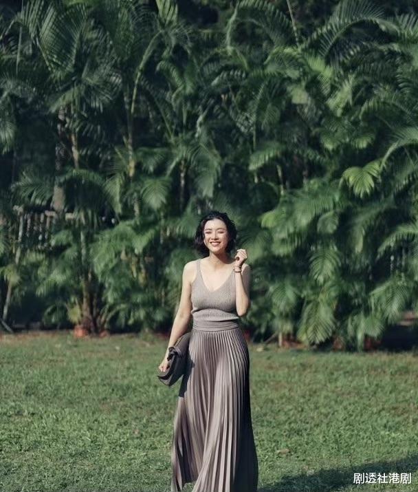 怀孕传闻不攻自破！TVB视帝妻子晒完美身材，上围澎湃太吸睛