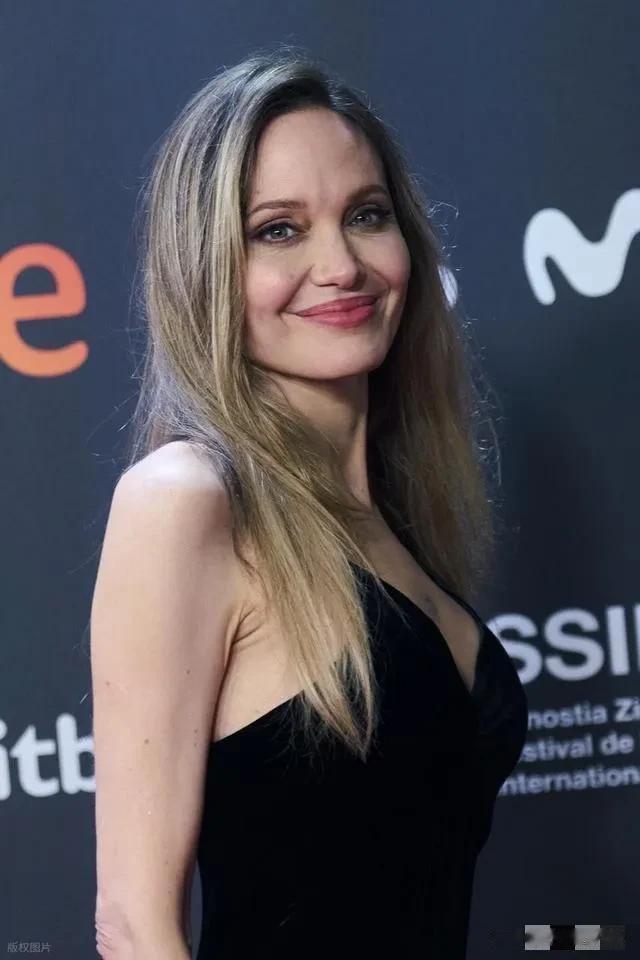 第73届圣塞巴斯蒂安国际电影节《时装》首映红毯:安吉丽娜·朱莉