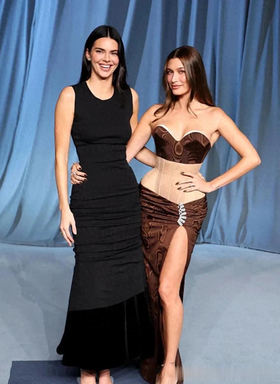 肯豆海莉同框，两人一人穿黑裙一人穿棕裙，海莉生娃后小腹平坦