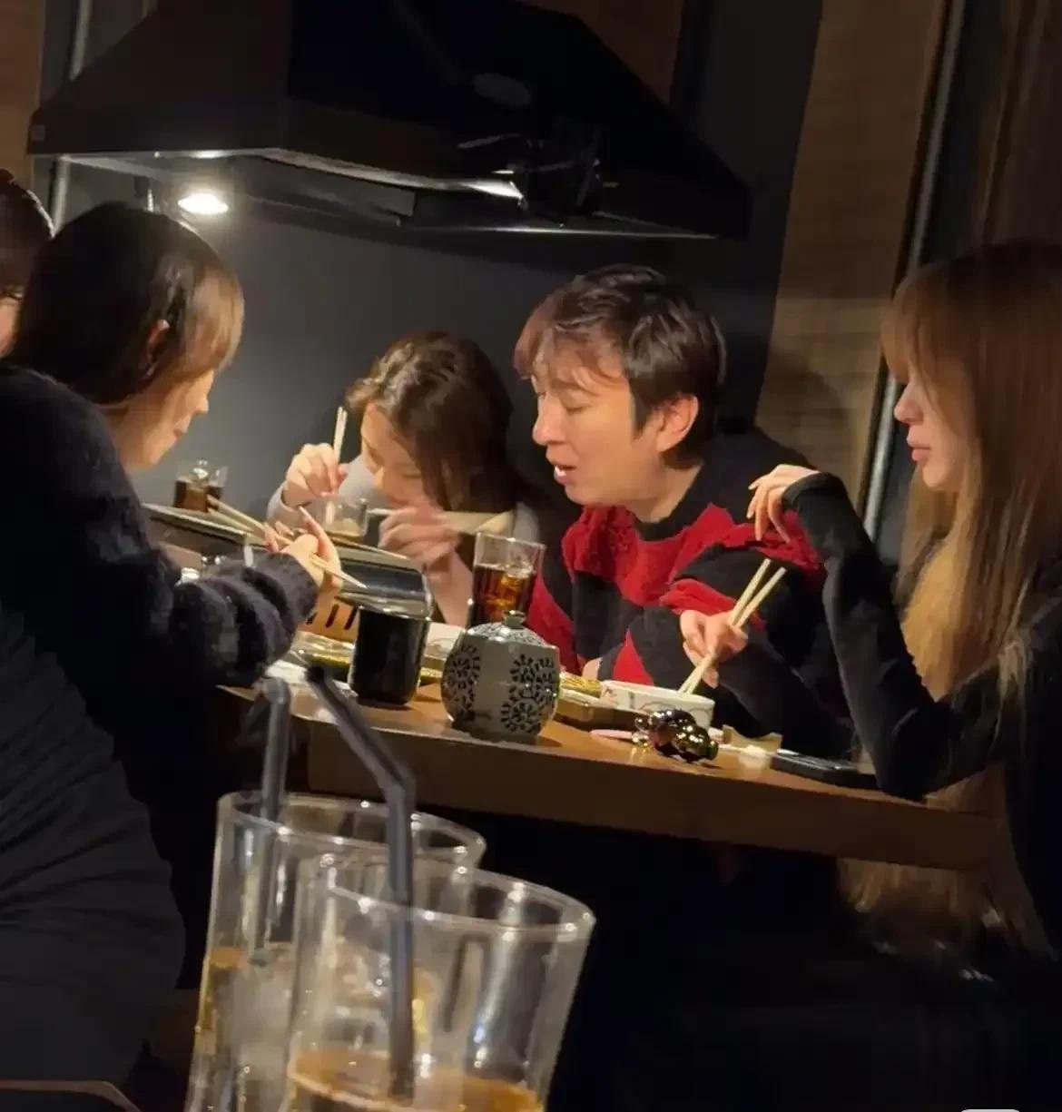 王思聪在国外过得挺逍遥自在的！六个美女陪伴的非常周到！