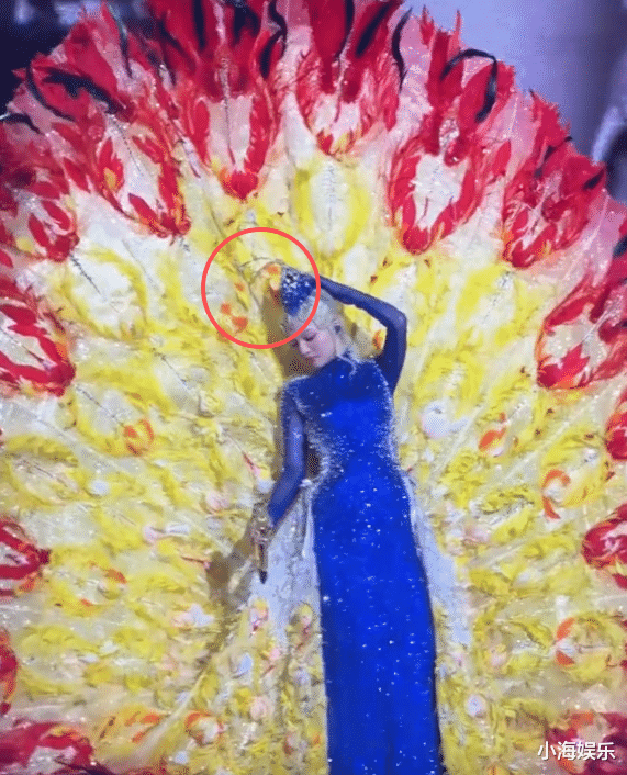 张韶涵演唱会“孔雀开屏”被搞砸！头饰被卡表情无奈，伴舞闯大祸