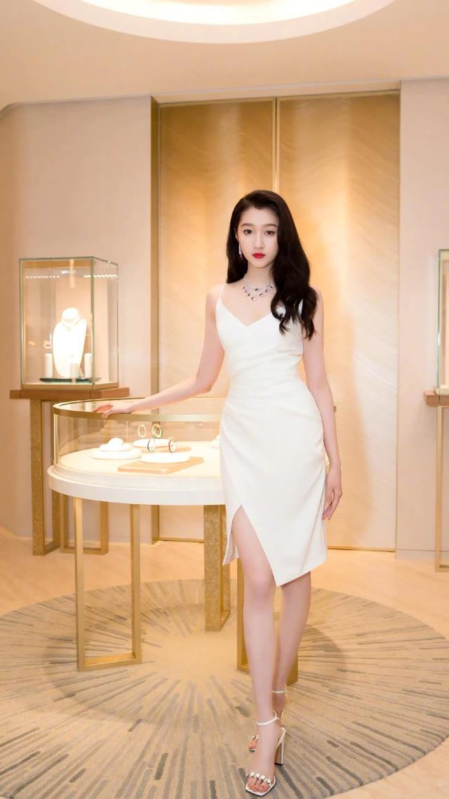 关晓彤身姿曼妙,盈盈而立,宛如春日里最娇艳的花朵