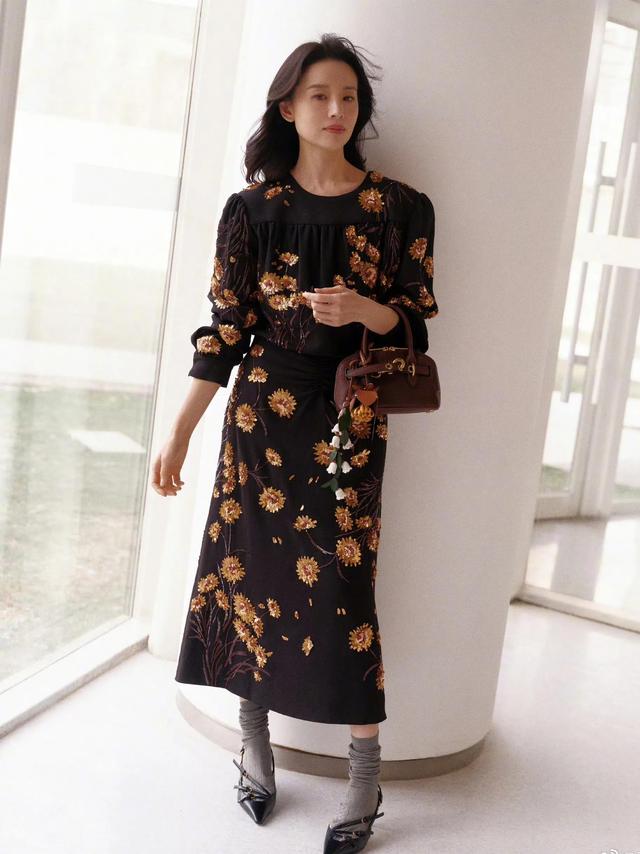 又矮又瘦的董洁算大美人吗？看完她跟秦岚、李小冉合照就知道了