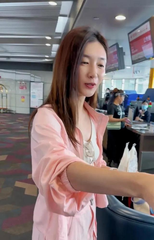 江疏影36岁素颜被怼拍,穿着甜美皮肤水嫩,温温柔柔人超好