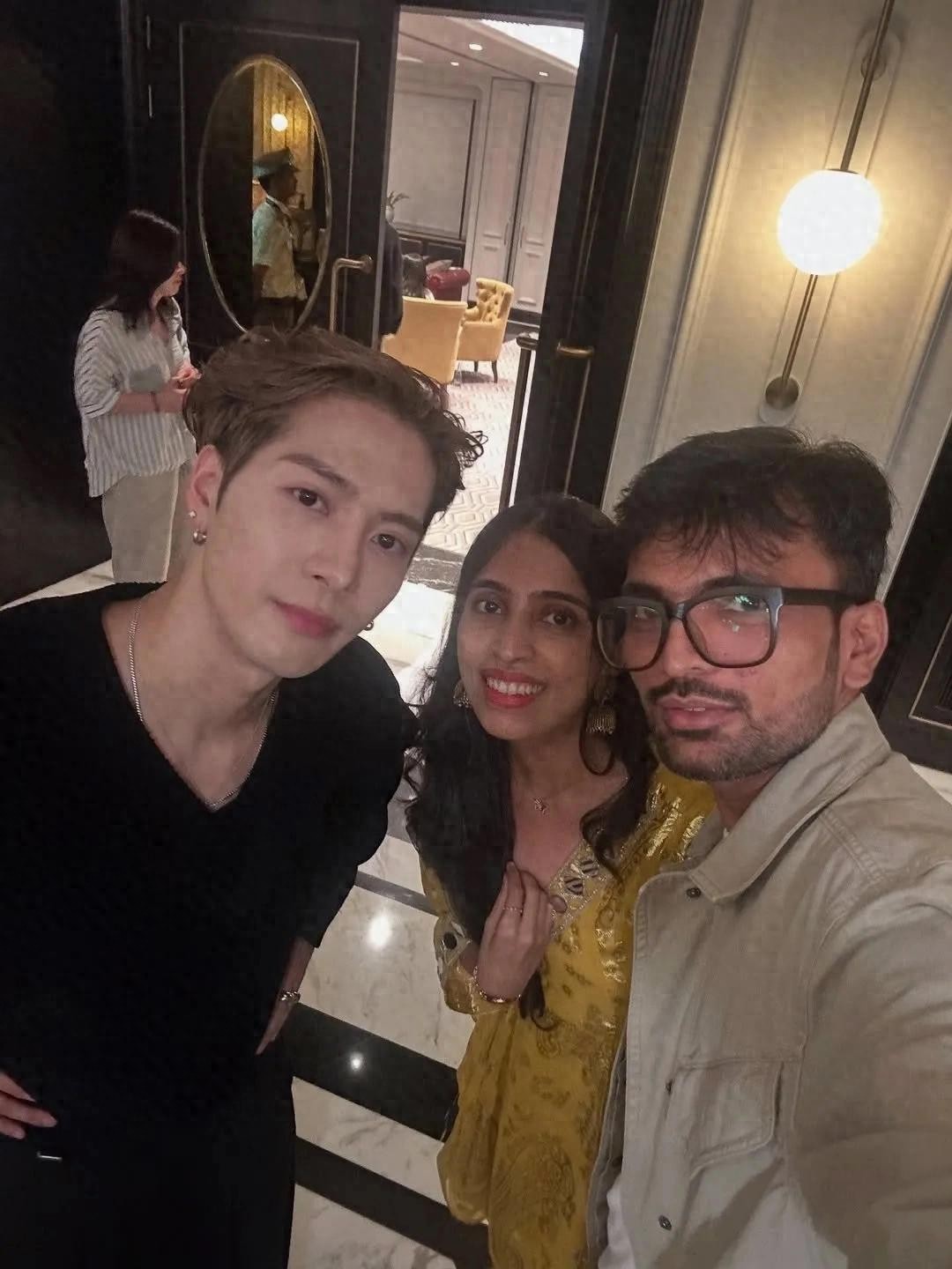 王嘉尔开辟新赛道，进军印度娱乐圈，帮忙宣传美食，表情耐人寻味