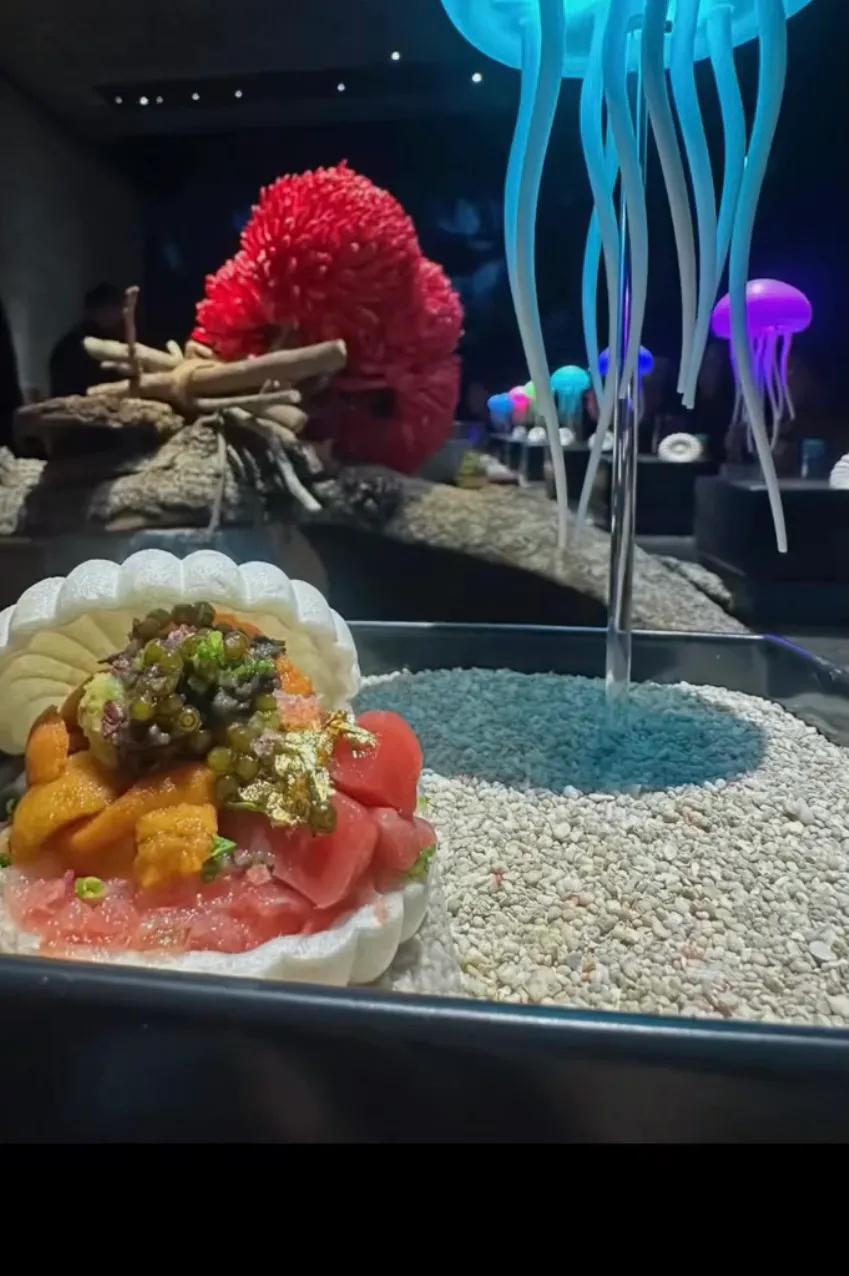 林心如和许玮甯给蓝心湄过生日，她们吃日料庆祝，林心如素颜很美