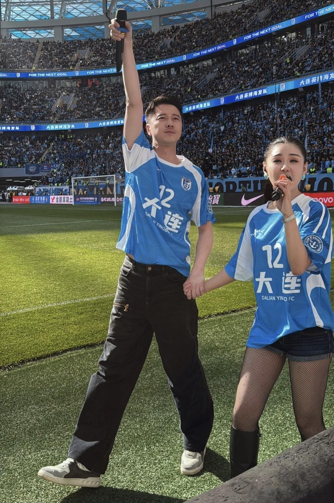 王雷带娃踢球，40岁李小萌穿吊带裙出镜又白又美，搂俩儿子像姐姐