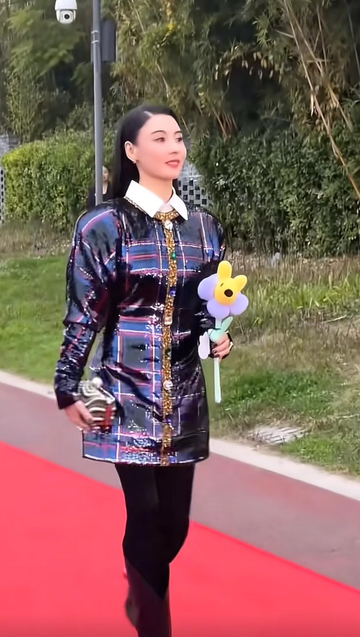 45岁张柏芝活动穿搭：亮片连衣裙+打底裤+长靴，嫩得像29岁