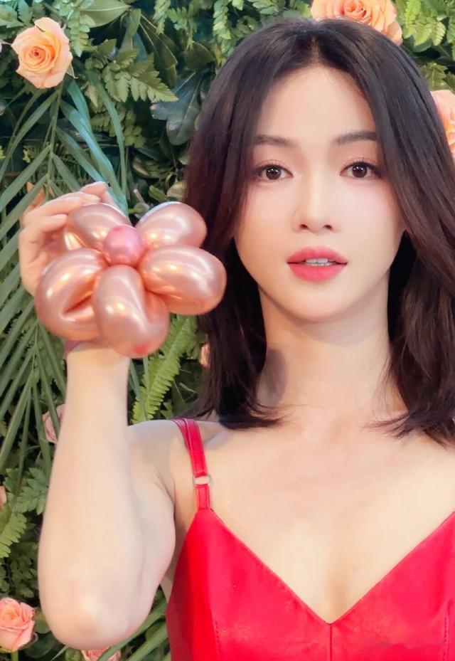 于正爆料吴谨言被换角：半年苦熬只拿5000块，背后女星是谁？